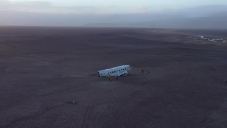 Antenne-über-Eine-Abgestürzte-US-Navy-DC-3-Auf-Dem-Schwarzen-Sand-Von-Solheimasandur-Island-5