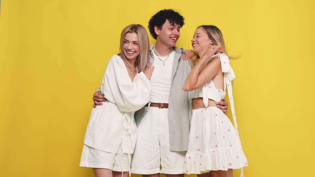 친구 들 의 그룹 이 스튜디오 에서 포즈 를 취 하고 있다