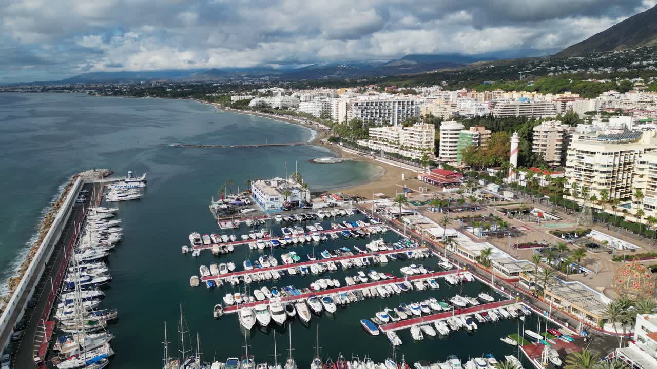 Porto e viale di Marbella con hotel di lusso in Andalusia, Spagna - Vista aerea.