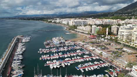 Puerto-De-Marbella-Y-Bulevar-Con-Hoteles-De-Lujo-En-Andalucía,-España---Aéreo