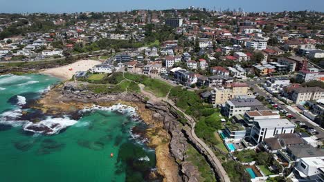 el punto y la playa de tamarama en sídney, nsw, australia - toma aérea de un dron