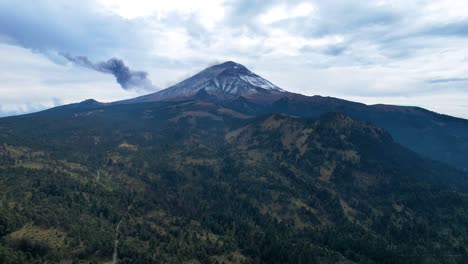 disparo de dron descendente del volcán activo en méxico y el bosque circundante