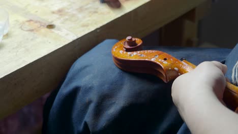 maestro artesano luthier fabricante de violín anticuado violín rizado y caja de clavos con tela y aceite cáustico ácido en nuevo instrumento de cuerda para reproducir la obra maestra original angustia