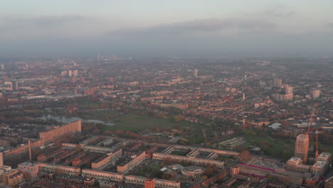 Toma-Aérea-Sobre-Burgess-Park-Al-Sur-De-Londres-Y-Los-Vecindarios-Circundantes