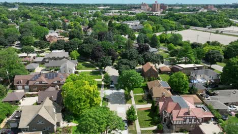 Old-neighborhood-in-suburb-of-Milwaukee,-Wisconsin