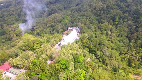 vista aérea edificio turístico icónico punto de referencia de la iglesia de pollo "gereja ayam" en la colina de rhema