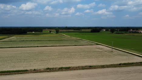 Ackerland-In-Der-Nähe-Von-Pavia,-Norditalien,-Berühmt-Für-Die-Reisproduktion,-Luftaufnahme