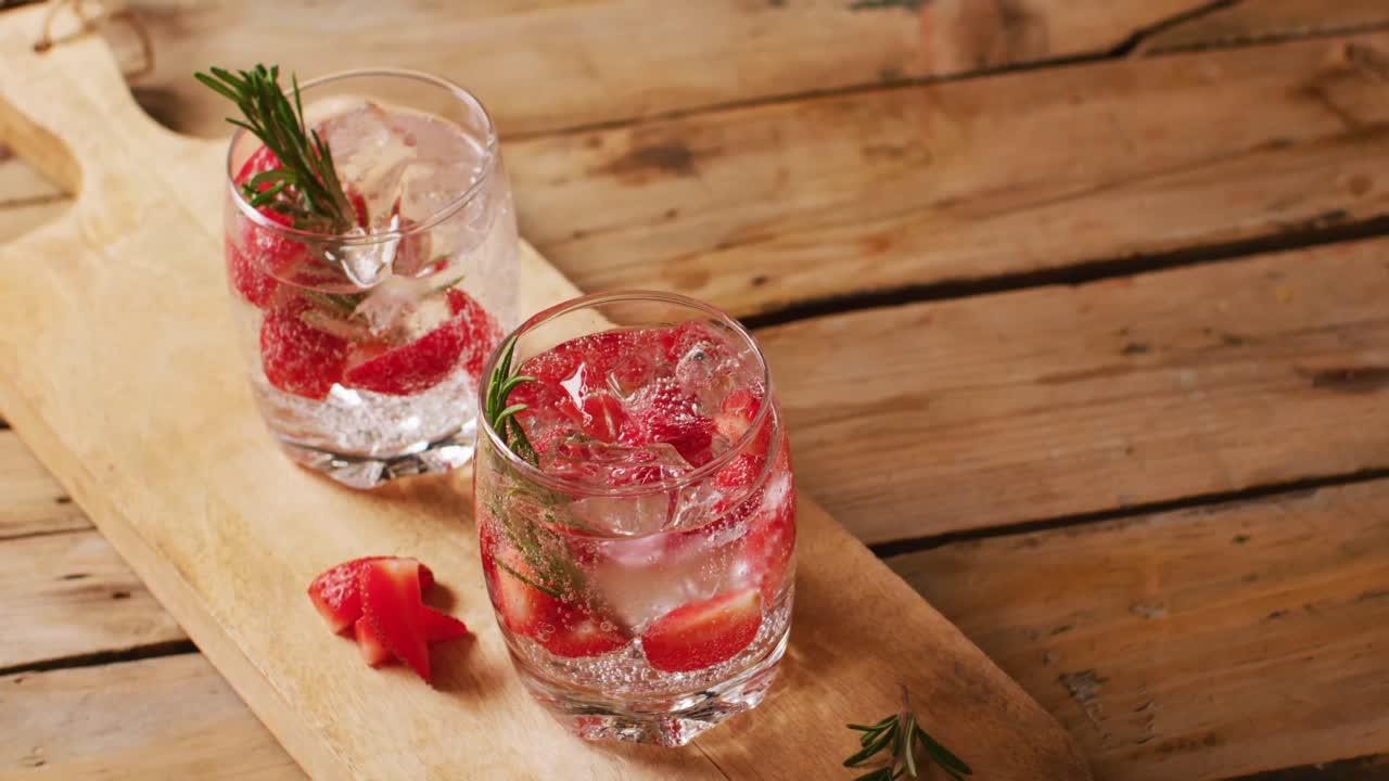 cerrar las bebidas con fresas en tablero de madera, con espacio para copiar