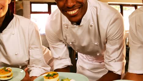 grupo de chefs sosteniendo sus platos
