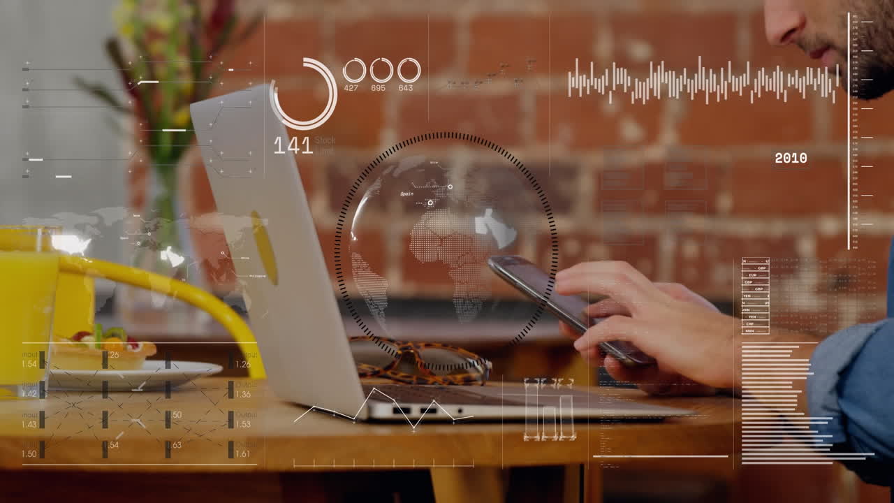 animación del globo en círculo, mapa, cargando círculos sobre el hombre caucásico usando teléfono celular y portátil