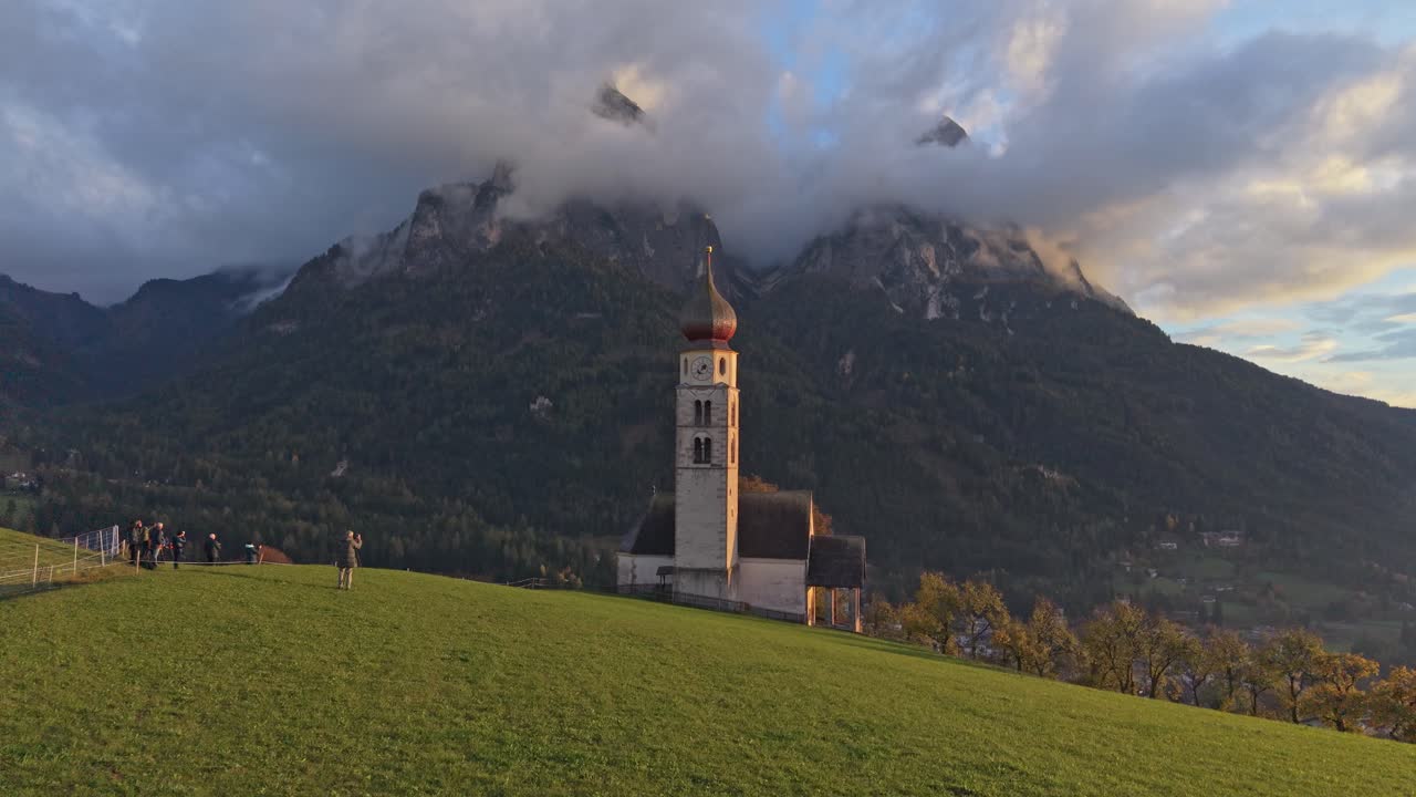 Pemandangan udara Gereja San Valentino dekat Alpe di Siusi, Dolomit, Italia