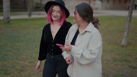 dos mujeres caminando en un parque