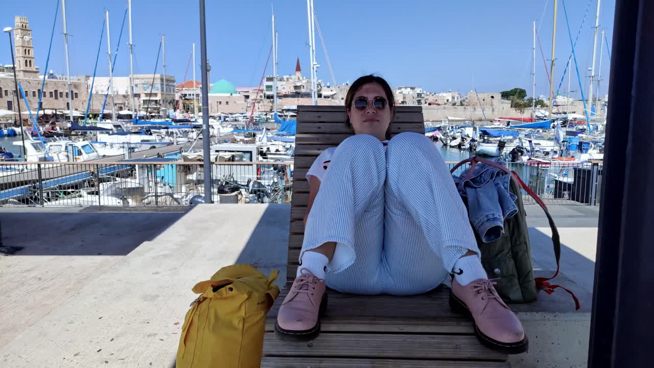 Donna che si rilassa nel porto di Akko nella città vecchia di Acri