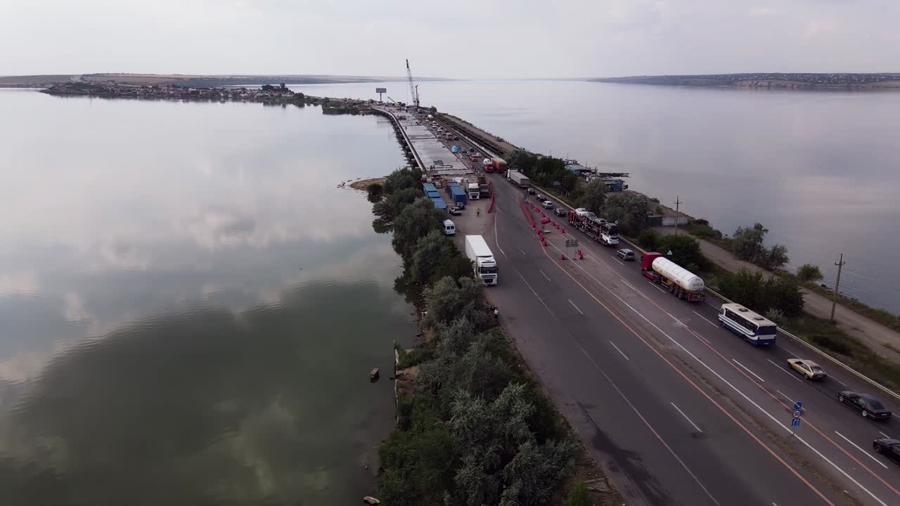 Traffic on the Pontoon Bridge.