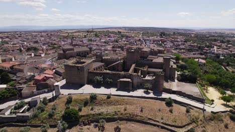Encanto-Histórico-En-El-Castillo-De-Oropesa,-Cautivador-Castillo-Medieval,-España---Antena