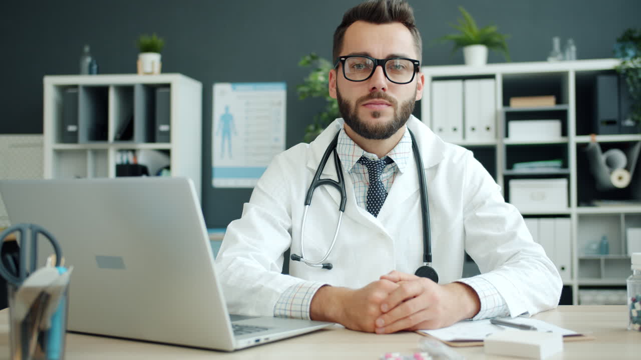 médico en el consultorio