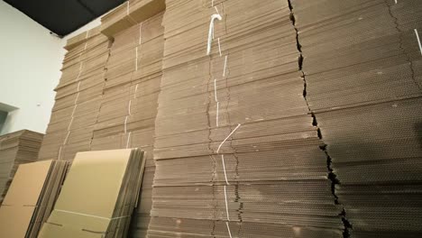 un montón de cartones para embalaje en stock. cajas de cartón autoensambladas