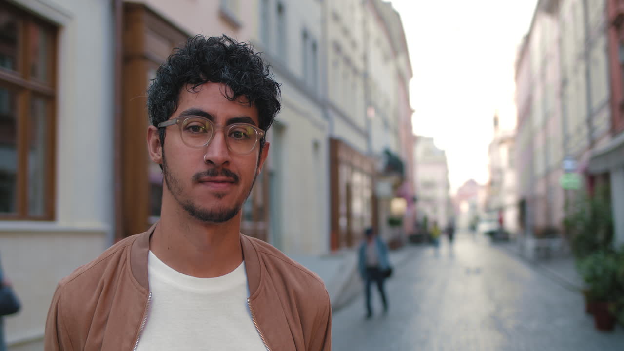 retrato de un hombre en una calle de la ciudad