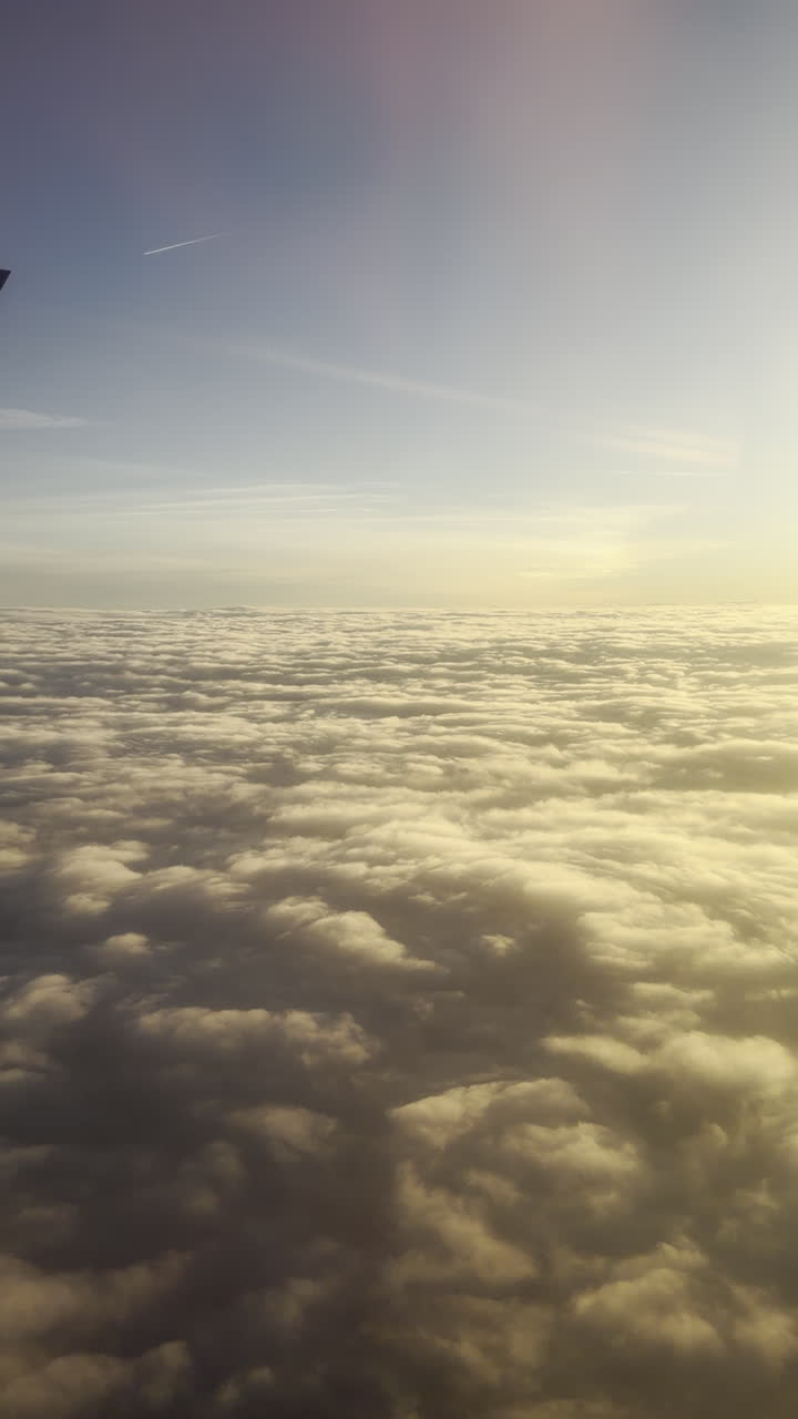 Fantastisk scene med blå himmel og hvide skyer fanget fra et fly, uendelige, bløde skyer under