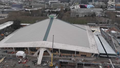 disparo de dron alejándose de la arena de compromiso climático para mostrar toda la construcción en curso