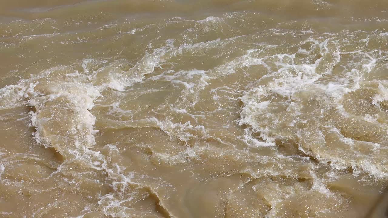 프랑스 블레이 의 물결 이 흔들리는 강