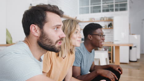 Emocionado-Grupo-De-Amigos-Sentados-En-El-Sofá-Viendo-Deportes-En-La-Televisión-Y-Celebrando