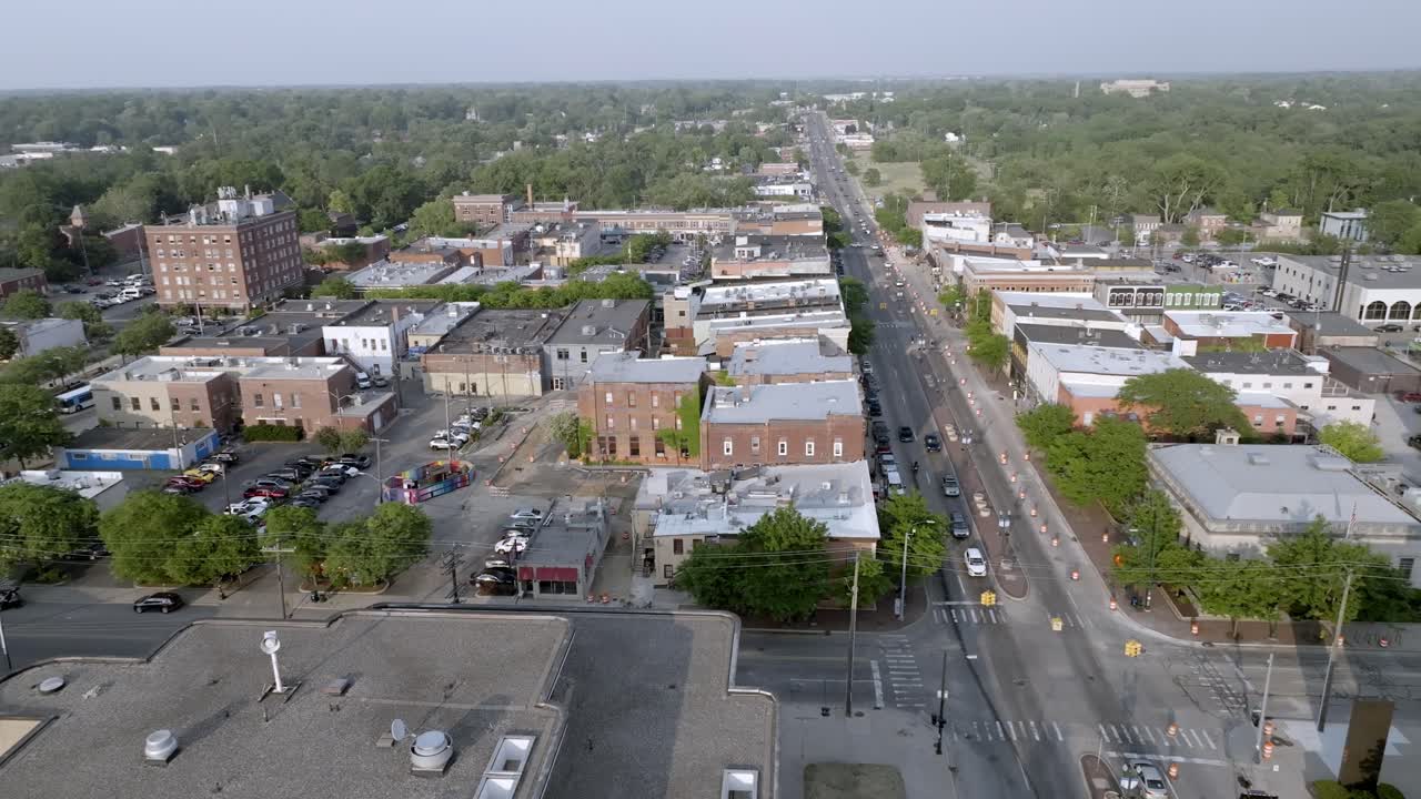 centro de ypsilanti, michigan con video de avión no tripulado moviéndose de izquierda a derecha