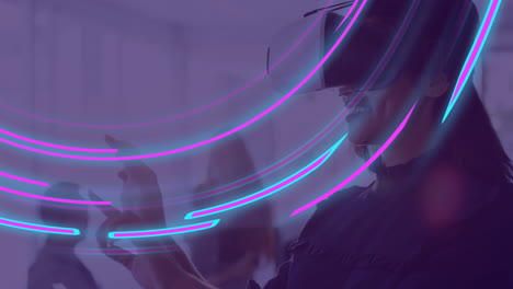 animación de rastros de luz brillante de transferencia de datos sobre mujer biracial usando auriculares vr.