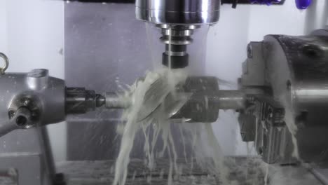 CNC-Fräsmaschine-Für-Die-Metallbearbeitung.-Schneiden-Von-Metall-Moderne-Verarbeitungstechnologie.