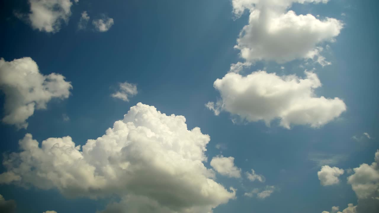 las nubes se mueven en el cielo azul.