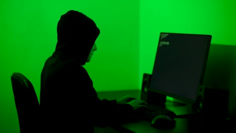 med en hvit maske som snur ansiktet hans hacker