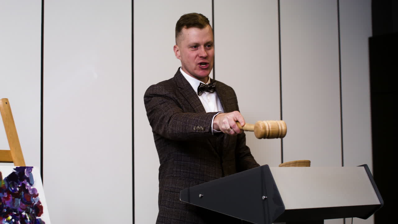 미술 경매 세션에 참여하는 사람들