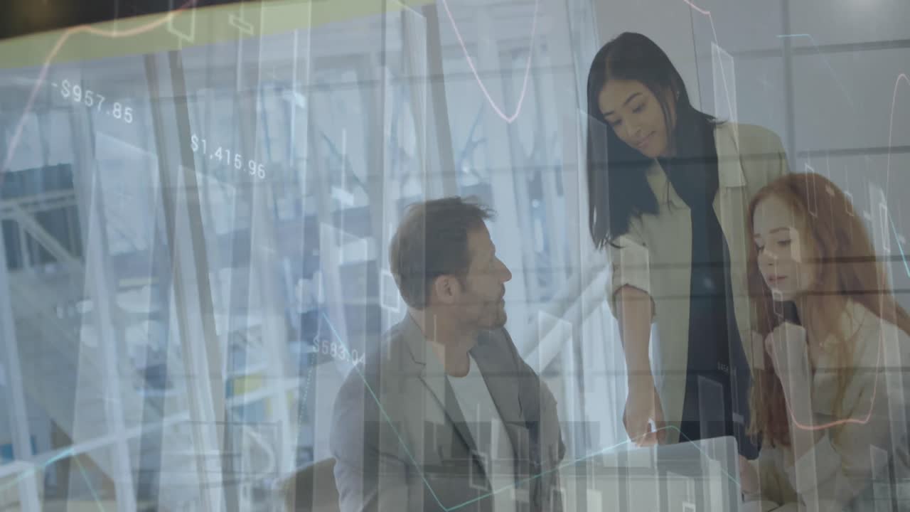 animación del procesamiento de datos sobre diversas personas de negocios que trabajan en la oficina