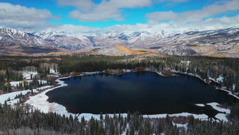 Celestial-Lago-Perdido-Paso-Kebler-Aéreo-Cinematográfico-Zumbido-Colina-Con-Cresta-Gunnison-Colorado-Estaciones-Chocar-Temprano-Otoño-álamo-Temblón-Rojo-Amarillo-Naranja-Bosque-Invierno-Primero-Nieve-Polvo-Montañas-Rocosas-Círculo