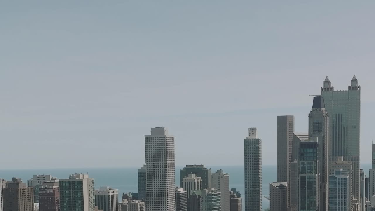 Vista aérea do horizonte de Chicago com lago ao longe em um dia claro