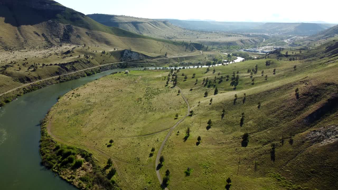 US, Oregon, Warm Springs, Mecca Flat Campground, 2025-04-19 - Drone view of the Deschutes River flowing through a green canyon in central Oregon in spring