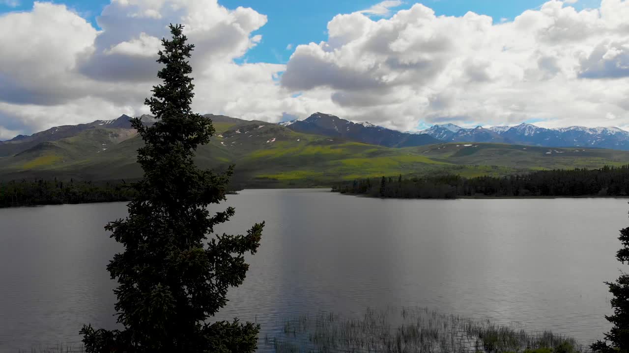 video de drones de 4k de montañas alrededor del lago otto cerca de healy, alaska en un día soleado de verano