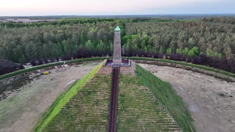 Pirámide-De-Austerlitz,-Una-Pirámide-Hecha-Para-Las-Tropas-De-Napoleón-En-Los-Países-Bajos