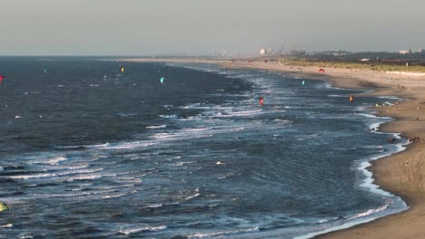 escena de la playa de kiteboarding