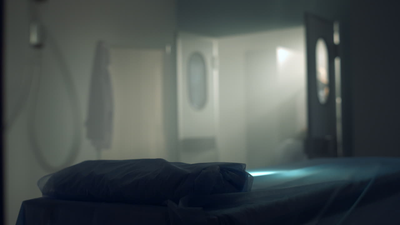 문을 열고 있는 빈 병원 응급실, 의료 부서의 버려진 침대.