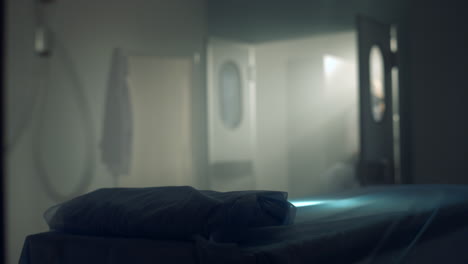 문을 열고 있는 빈 병원 응급실, 의료 부서의 버려진 침대.