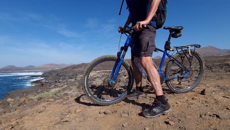 bicicleta ciclista en la costa de lanzarote en los acantilados al mar