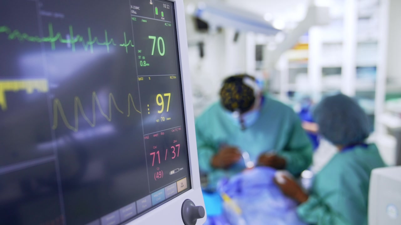 Monitor Medico che Visualizza i Segni Vitali Durante un Intervento Chirurgico