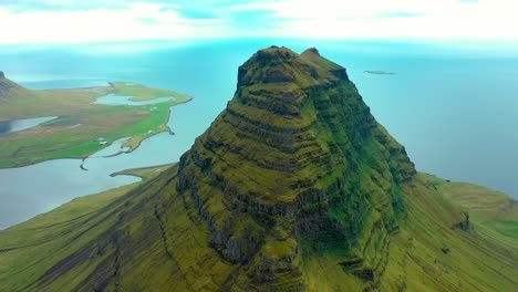 las imágenes aéreas capturadas por un dron 4k cinematográfico ofrecen una perspectiva distintiva de arriba hacia abajo del pico de kirkjufell, situado en medio del paisaje circundante.