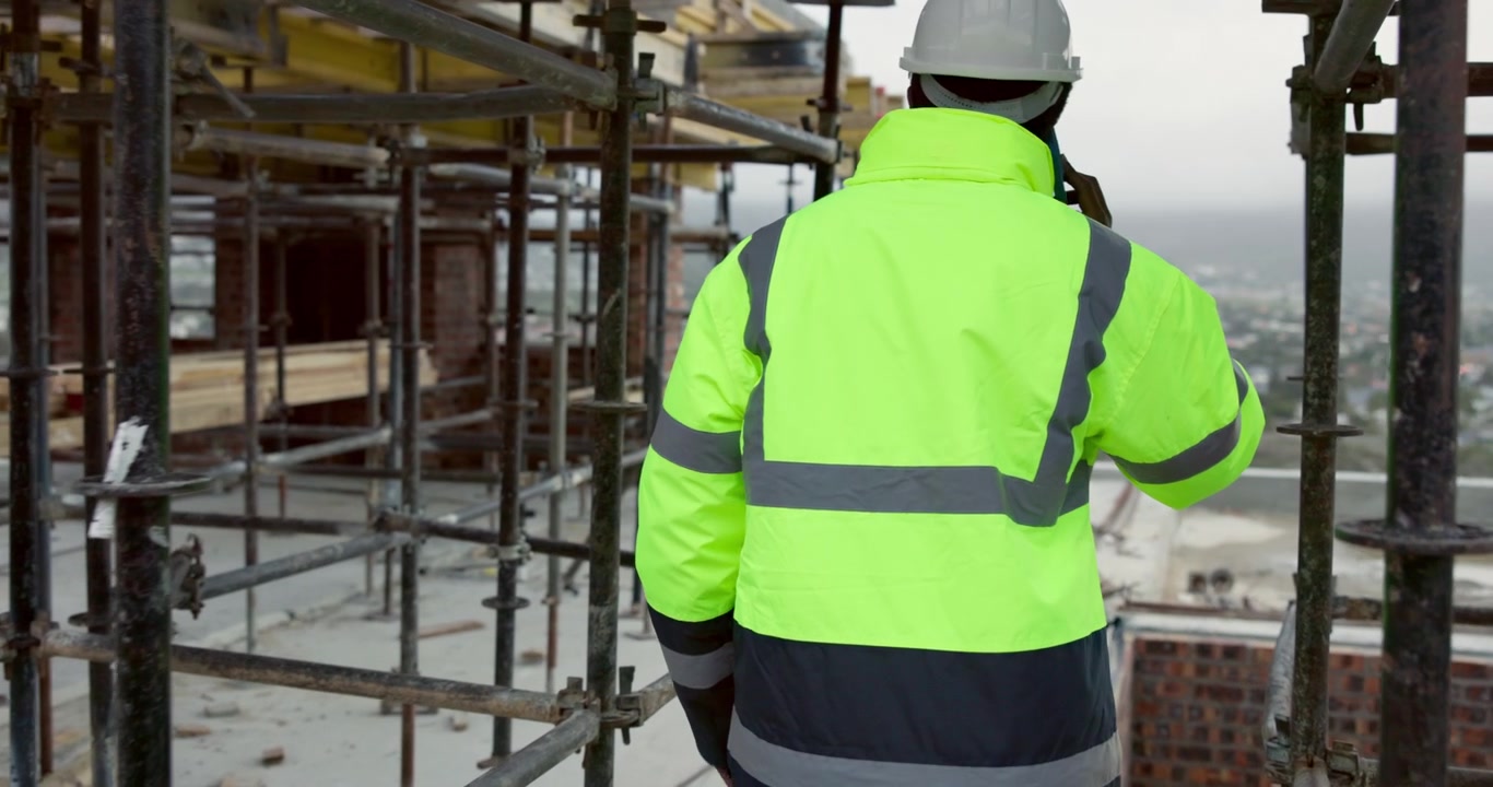 Gerente de obra hablando por teléfono en un proyecto de construcción
