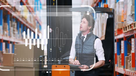 Animation-Der-Datenverarbeitung-Durch-Einen-Kaukasischen-Männlichen-Vorgesetzten,-Der-Ein-Tablet-Verwendet,-Um-Den-Bestand-Im-Lager-Zu-überprüfen