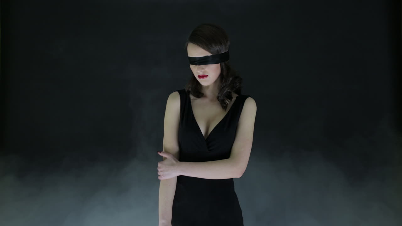 눈 감은 검은 드레스를 입은 여자