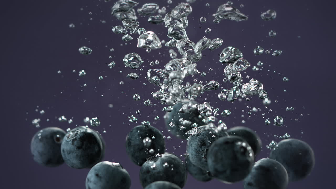 블루베리는 물에 떨어지고 거품이 생기고 보라색 배경에 침몰합니다. 느린 동작과 매크로.