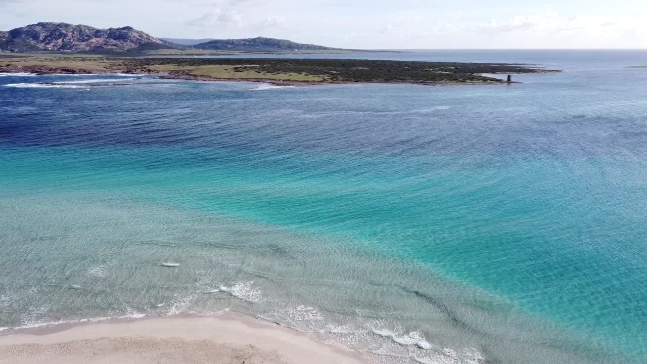 작은 파도가 있는 스틴티노의 라 펠로사 백사장에 믿을 수 없을 정도로 맑고 청록색 물