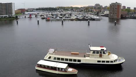 Anlegen-Eines-Kleinen-Bootes-Mit-Einem-Großen-Boot